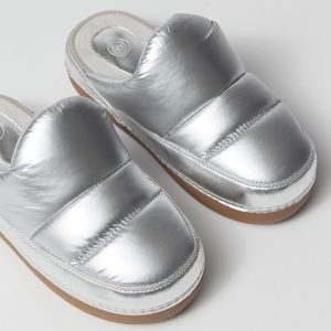 UO SILVER LILY PUFFY SLIPPER